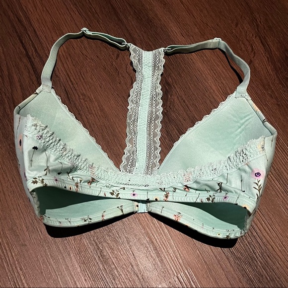 Front Clip Blue Floral Bra - Picture 2 of 5
